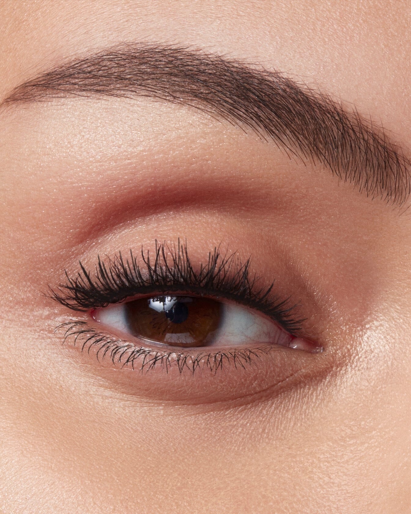 Sérum sourcils La Bouche Rouge Paris dans un flacon élégant, conçu pour renforcer et embellir les sourcils naturelles.