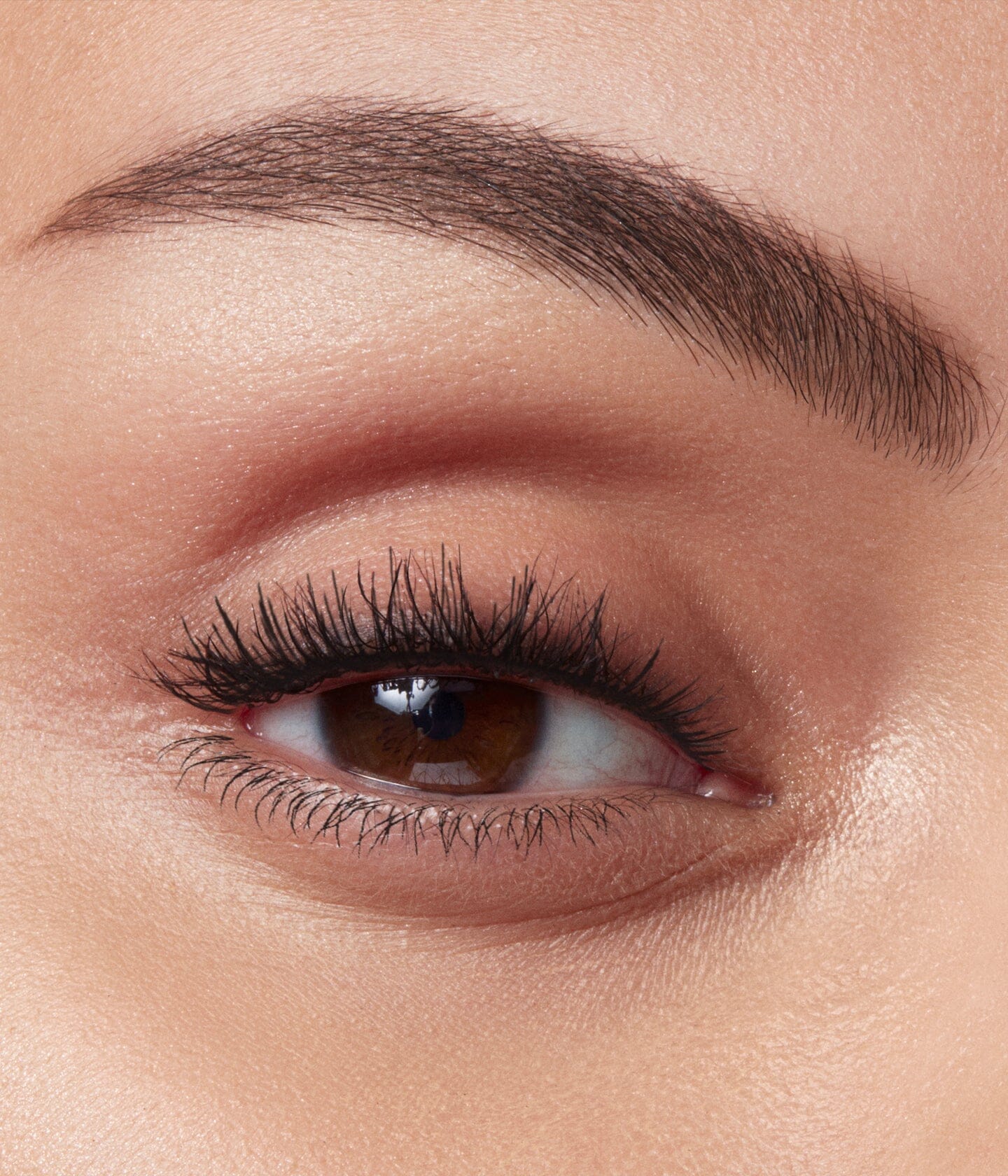Sérum sourcils La Bouche Rouge Paris dans un flacon élégant, conçu pour renforcer et embellir les sourcils naturelles.