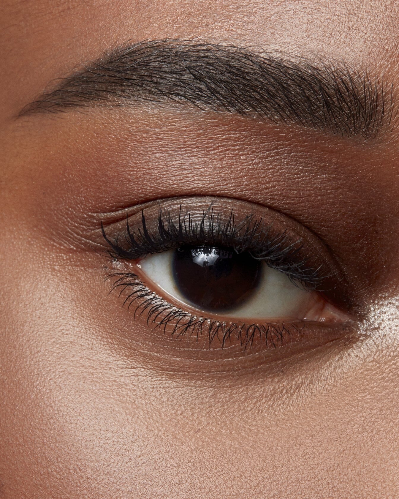 Sérum sourcils La Bouche Rouge Paris dans un flacon, appliqué sur les sourcils pour renforcer et définir les sourcils naturels.