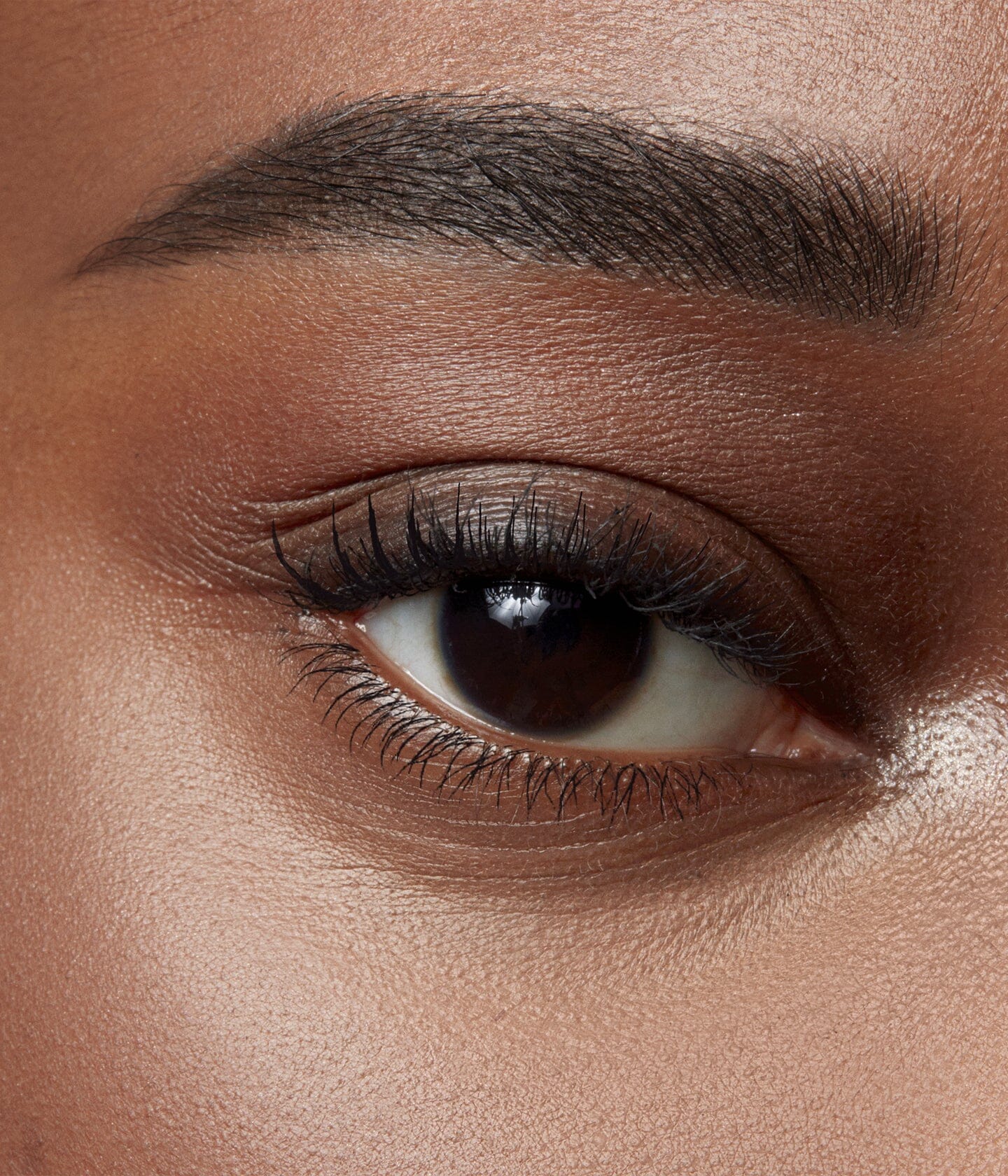 Sérum sourcils La Bouche Rouge Paris dans un flacon, appliqué sur les sourcils pour renforcer et définir les sourcils naturels.