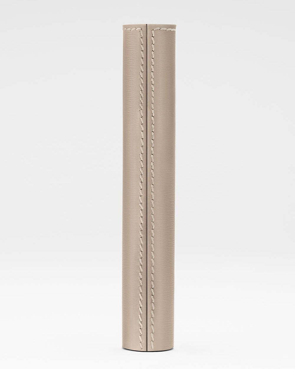 Étui en cuir beige pour mascara La Bouche Rouge Paris, élégant et sophistiqué, visible avec fermeture soignée.