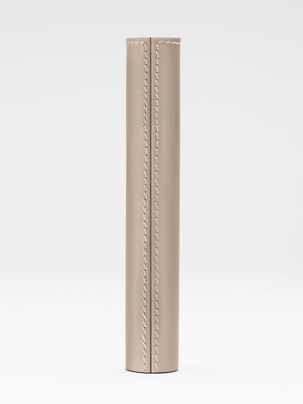 Étui en cuir beige pour mascara La Bouche Rouge Paris, élégant et sophistiqué, visible avec fermeture soignée.