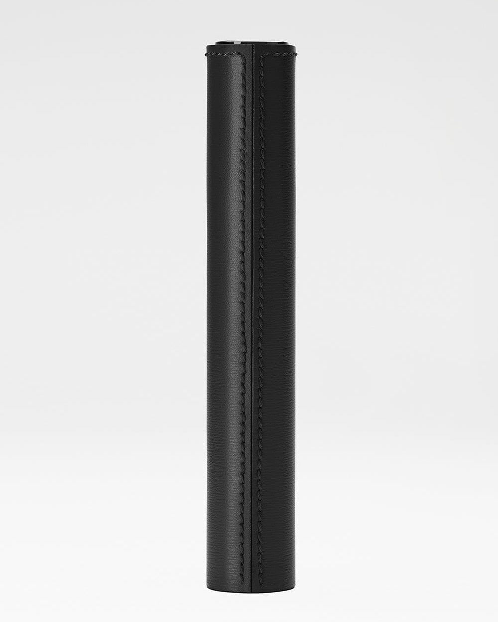 Fourreau en cuir noir pour mascara de La Bouche Rouge Paris, élégant et robuste, présenté sur un fond neutre.