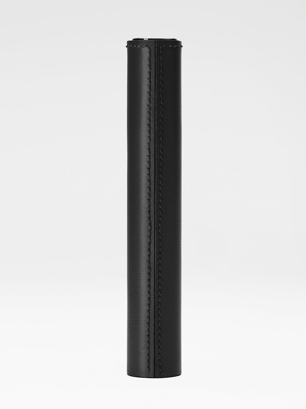 Fourreau en cuir noir pour mascara de La Bouche Rouge Paris, élégant et robuste, présenté sur un fond neutre.