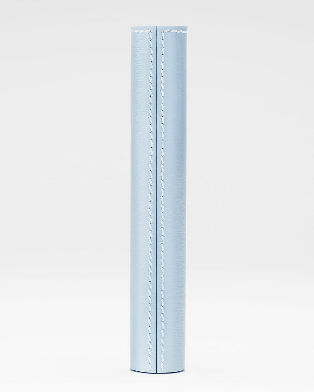 Étui en cuir bleu pour mascara de La Bouche Rouge Paris, élégant et sophistiqué, avec une finition lisse et raffinée.