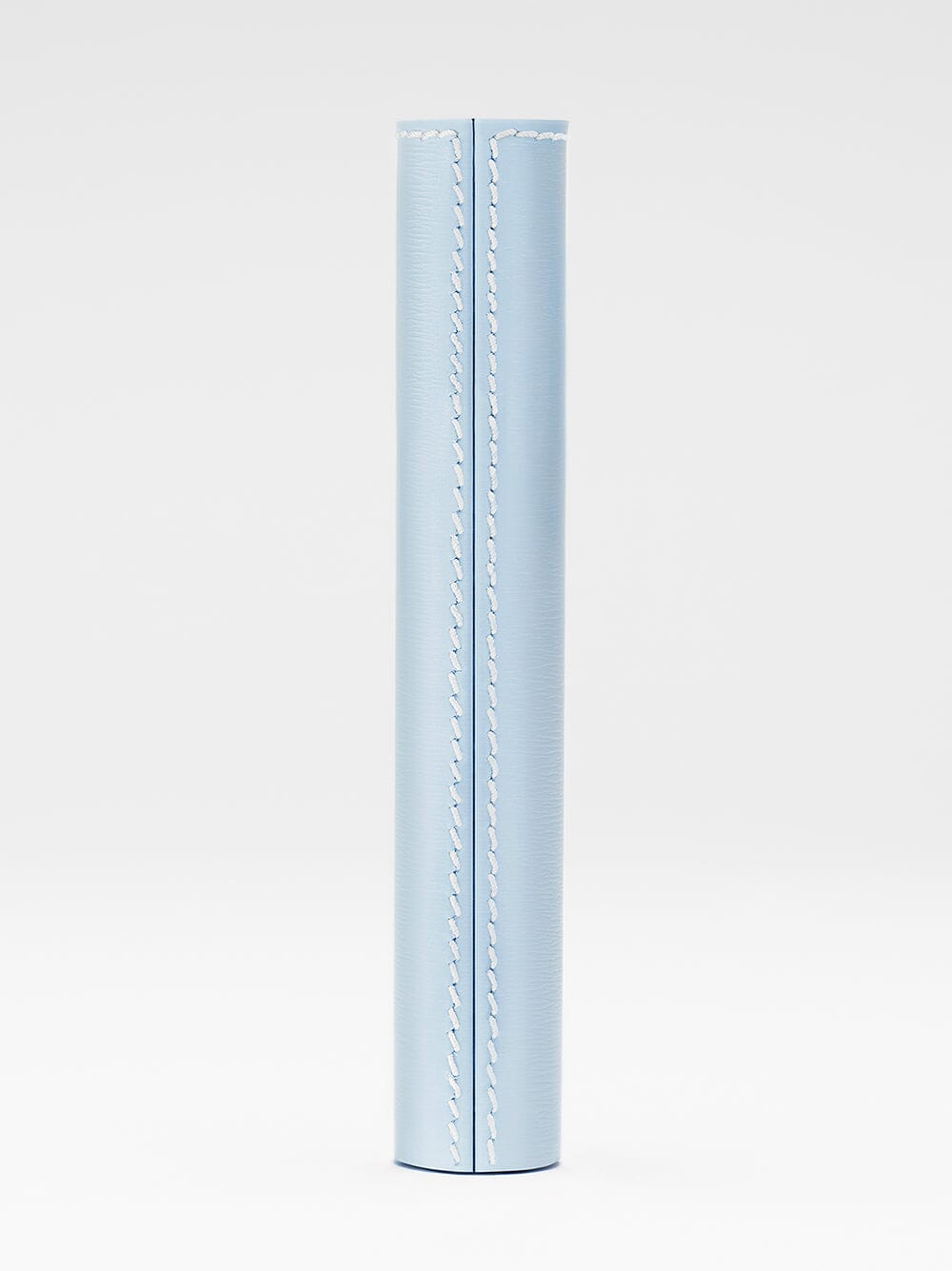 Étui en cuir bleu pour mascara de La Bouche Rouge Paris, élégant et sophistiqué, avec une finition lisse et raffinée.