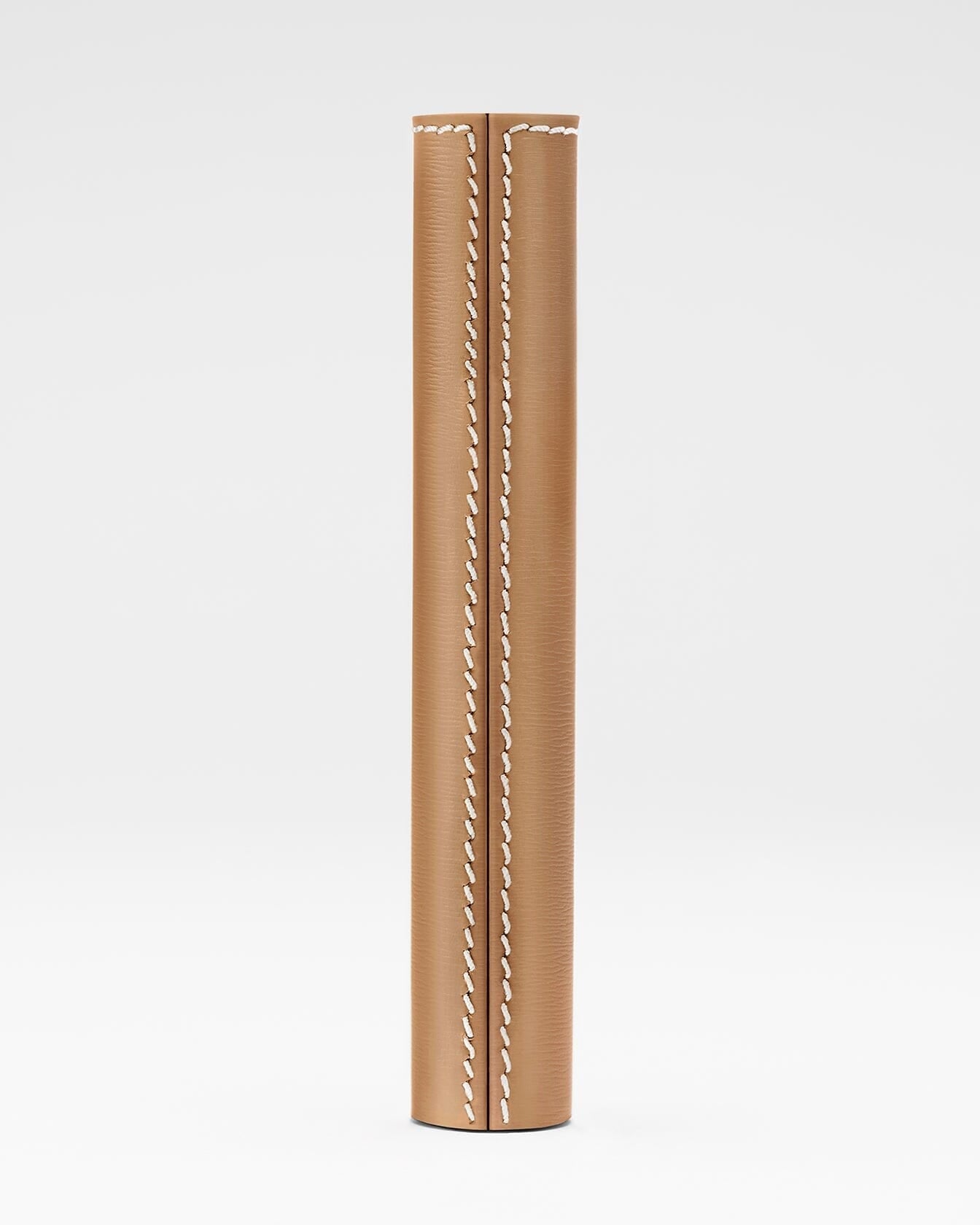 Étui en cuir pour mascara de la marque La Bouche Rouge Paris, design élégant en cuir beige camel.