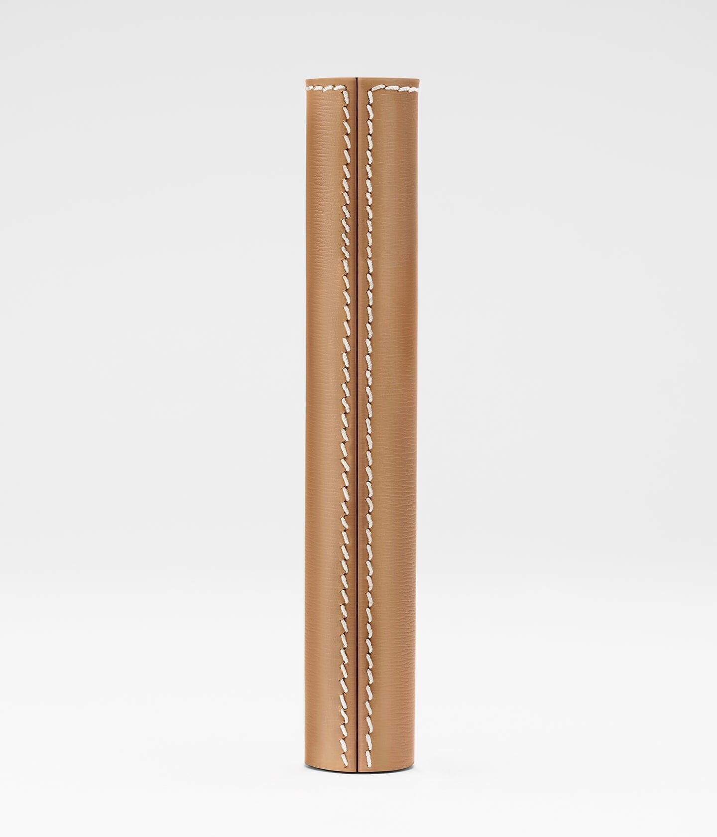 Étui en cuir pour mascara de la marque La Bouche Rouge Paris, design élégant en cuir beige camel.