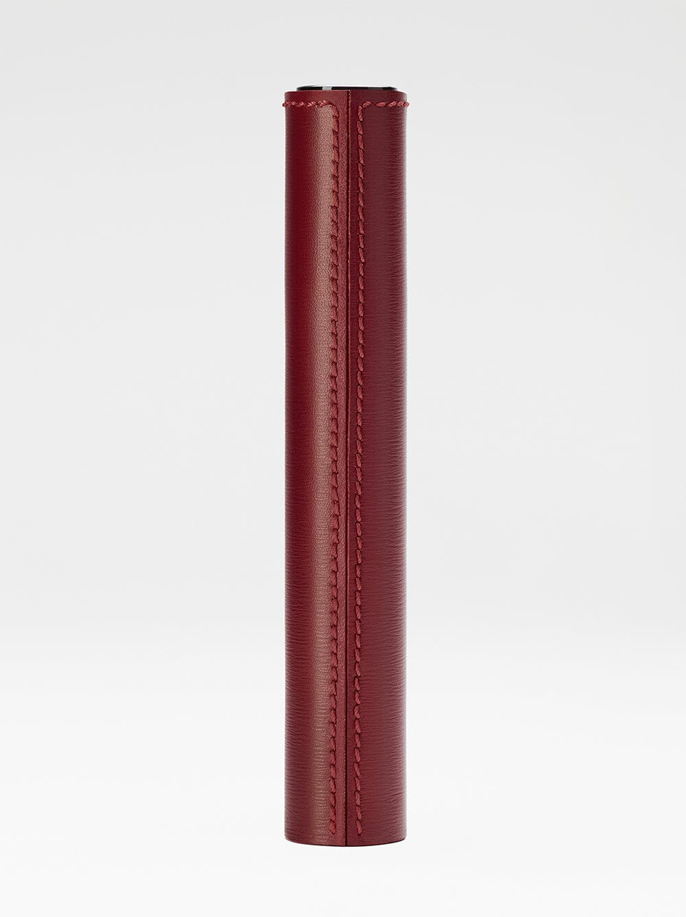 Étui en cuir pour mascara de La Bouche Rouge Paris, finition élégante et sophistiquée, couleur chocolat.