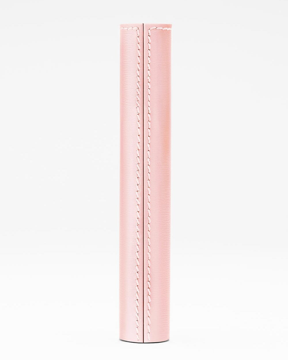 Fourreau en cuir La Bouche Rouge Paris pour mascara, élégant et sophistiqué, vue montrant la texture en cuir rose pâle.