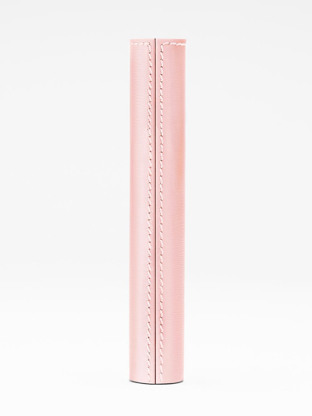 Fourreau en cuir La Bouche Rouge Paris pour mascara, élégant et sophistiqué, vue montrant la texture en cuir rose pâle.