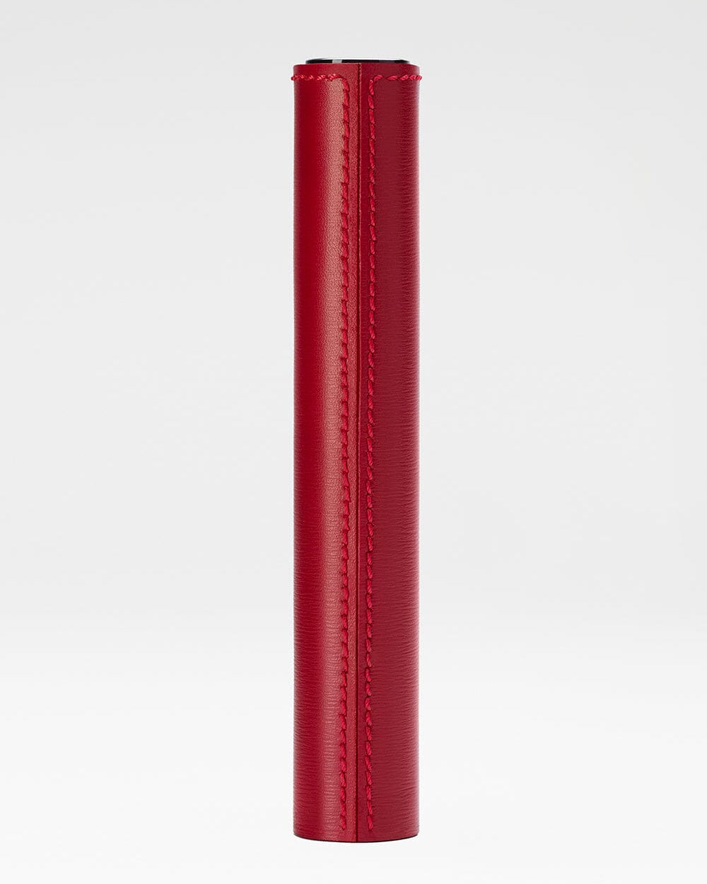 Fourreau en cuir rouge pour mascara La Bouche Rouge Paris, élégant et sophistiqué, visible avec fermeture en métal.