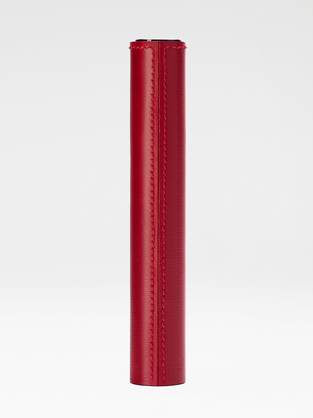 Fourreau en cuir rouge pour mascara La Bouche Rouge Paris, élégant et sophistiqué, visible avec fermeture en métal.