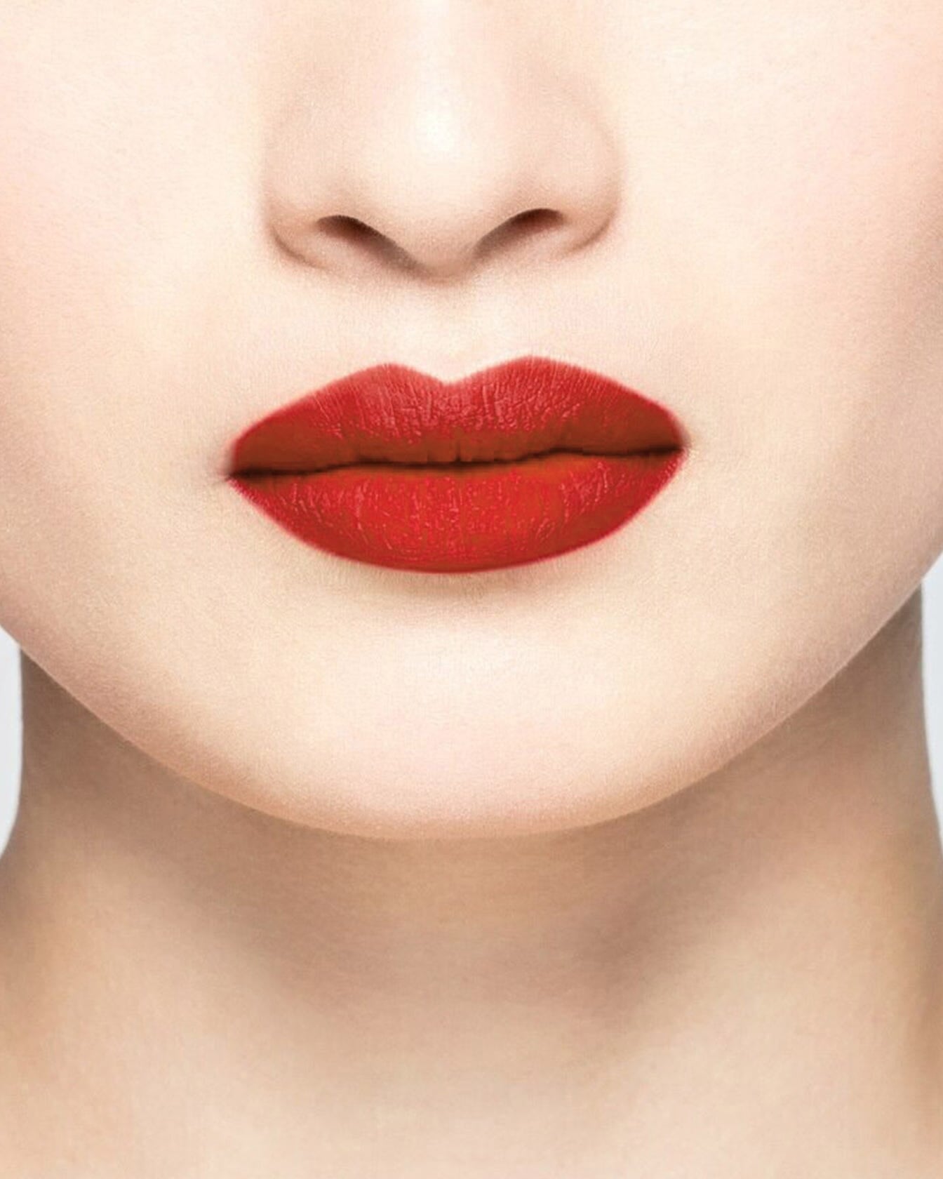 Rouge à lèvres La Bouche Rouge Paris couleur rouge vif, application sur les lèvres dans un look élégant et sophistiqué.