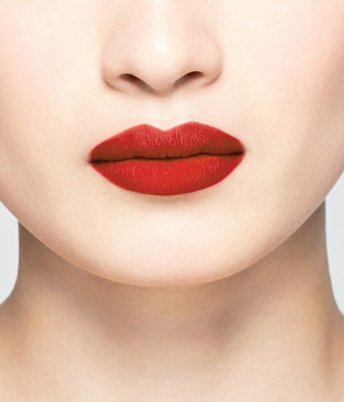 Rouge à lèvres La Bouche Rouge Paris couleur rouge vif, application sur les lèvres dans un look élégant et sophistiqué.