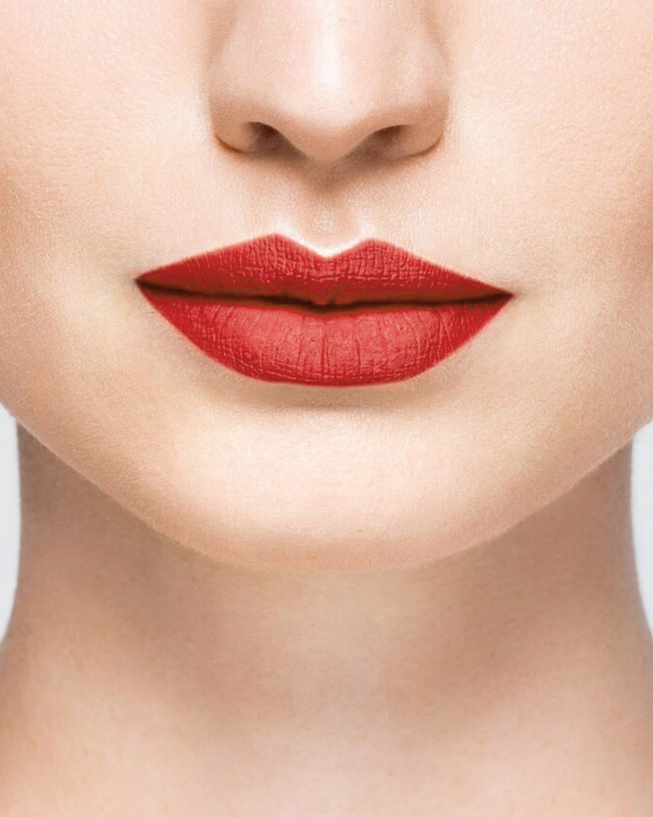 Rouge à lèvres La Bouche Rouge Paris rouge vif appliqué sur lèvres, maquillage élégant et brillant.