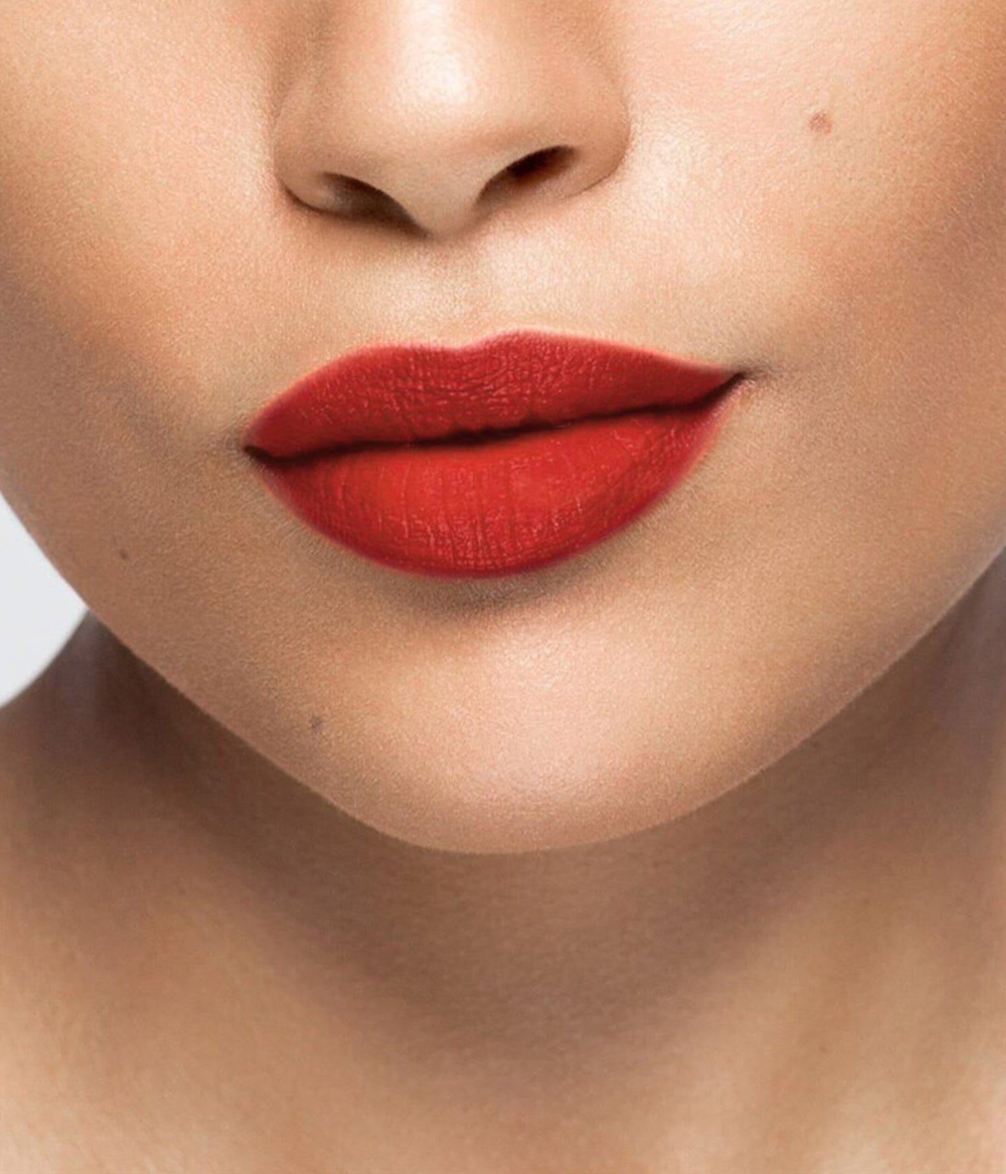 Rouge à lèvres La Bouche Rouge Paris, couleur rouge vibrante, appliqué sur les lèvres avec un fini brillant naturel.
