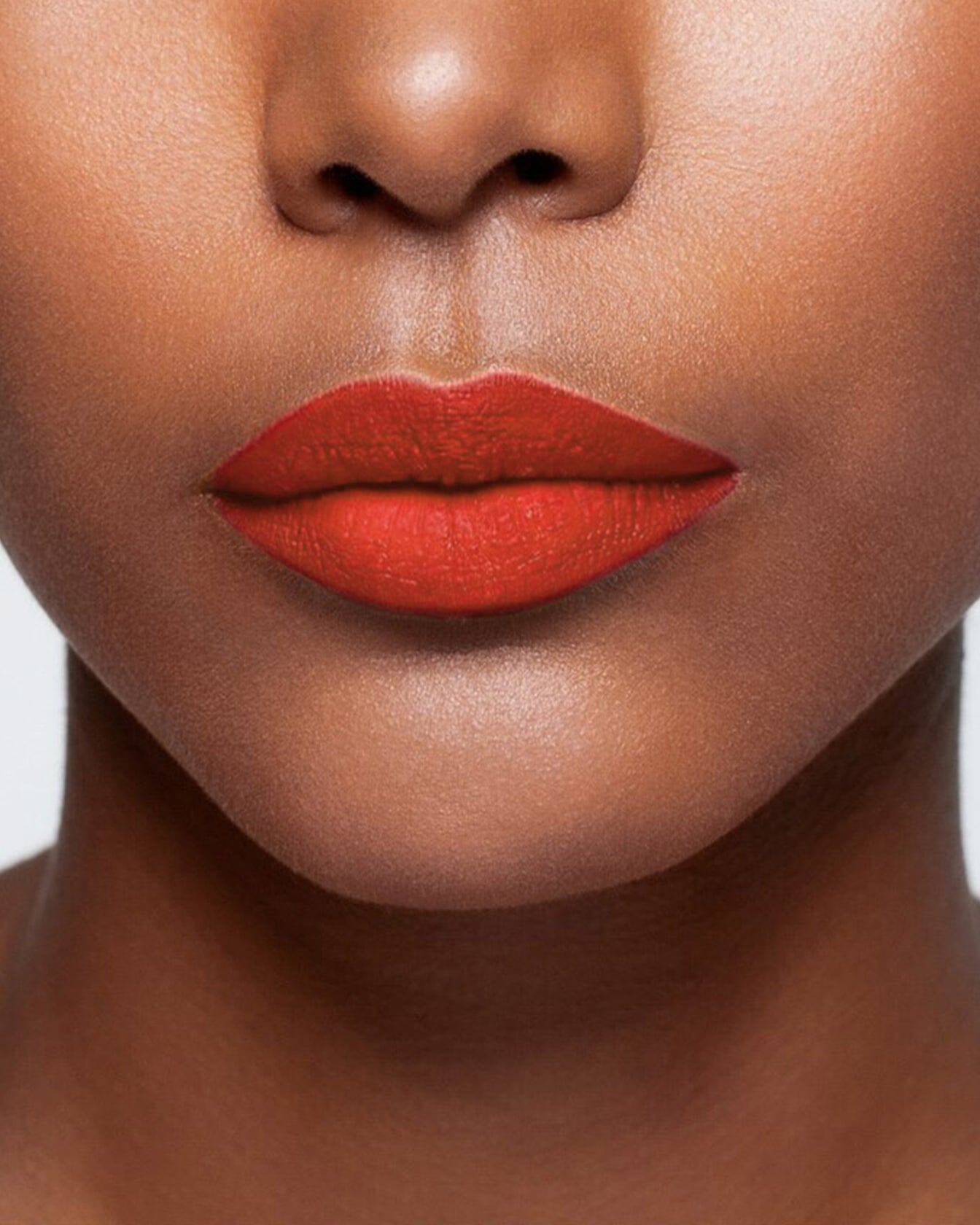 Rouge à lèvres La Bouche Rouge Paris, teinte rouge vibrante, avec une application élégante sur les lèvres dans l'image.
