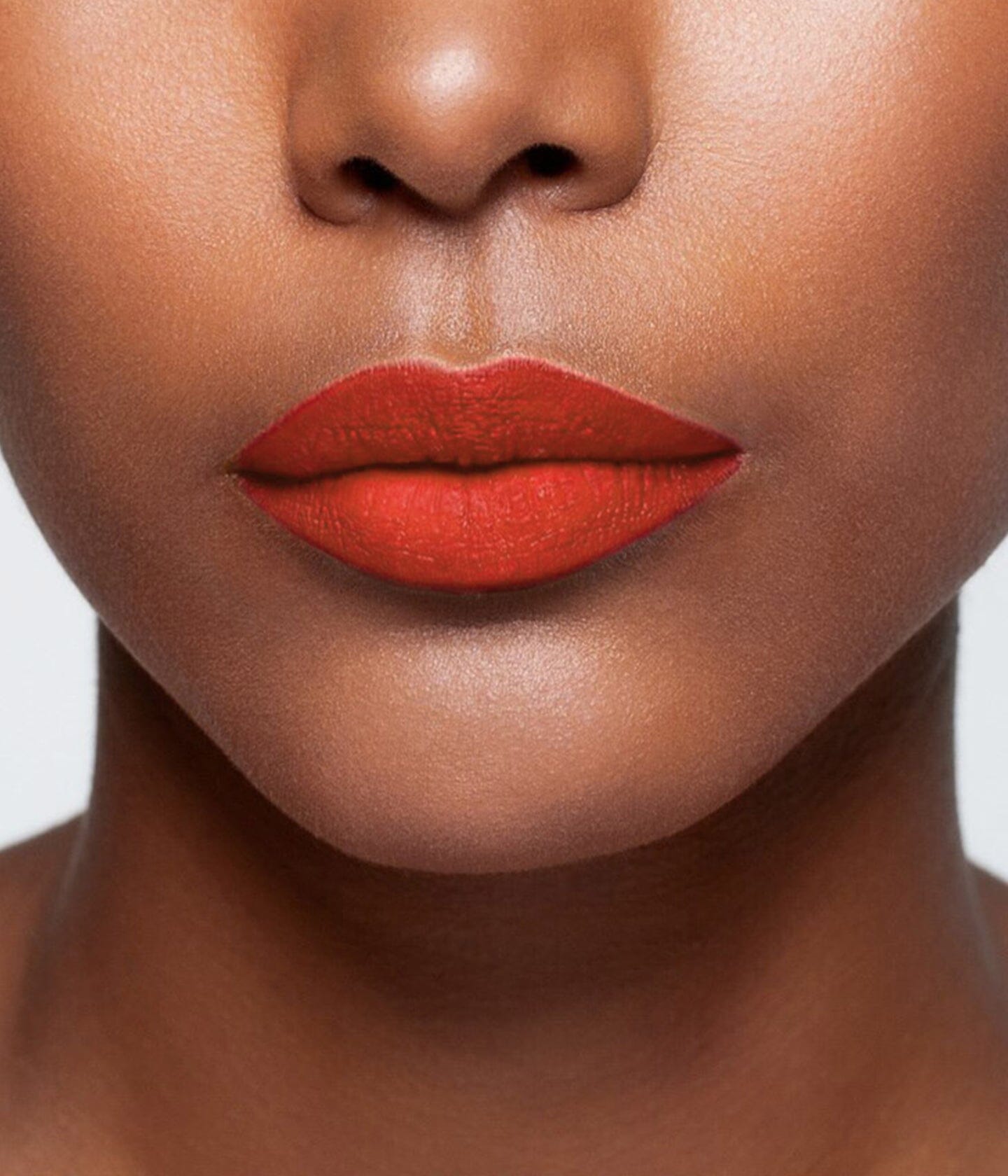Rouge à lèvres La Bouche Rouge Paris, teinte rouge vibrante, avec une application élégante sur les lèvres dans l'image.