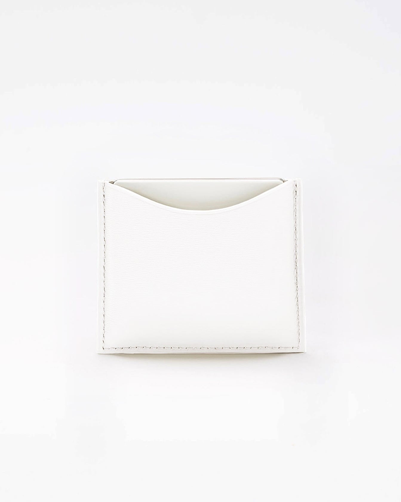 Poudrier rechargeable en cuir blanc de La Bouche Rouge Paris, boîtier compact et élégant pour maquillage.