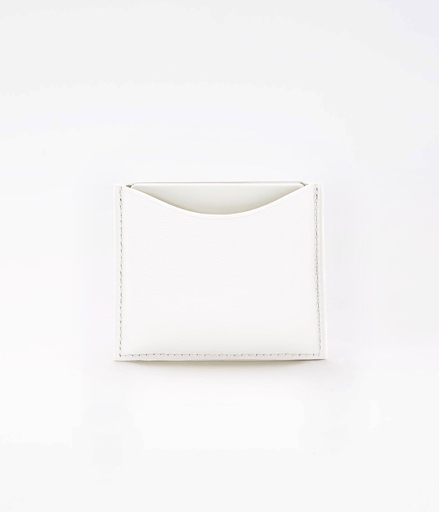 Poudrier rechargeable en cuir blanc de La Bouche Rouge Paris, boîtier compact et élégant pour maquillage.