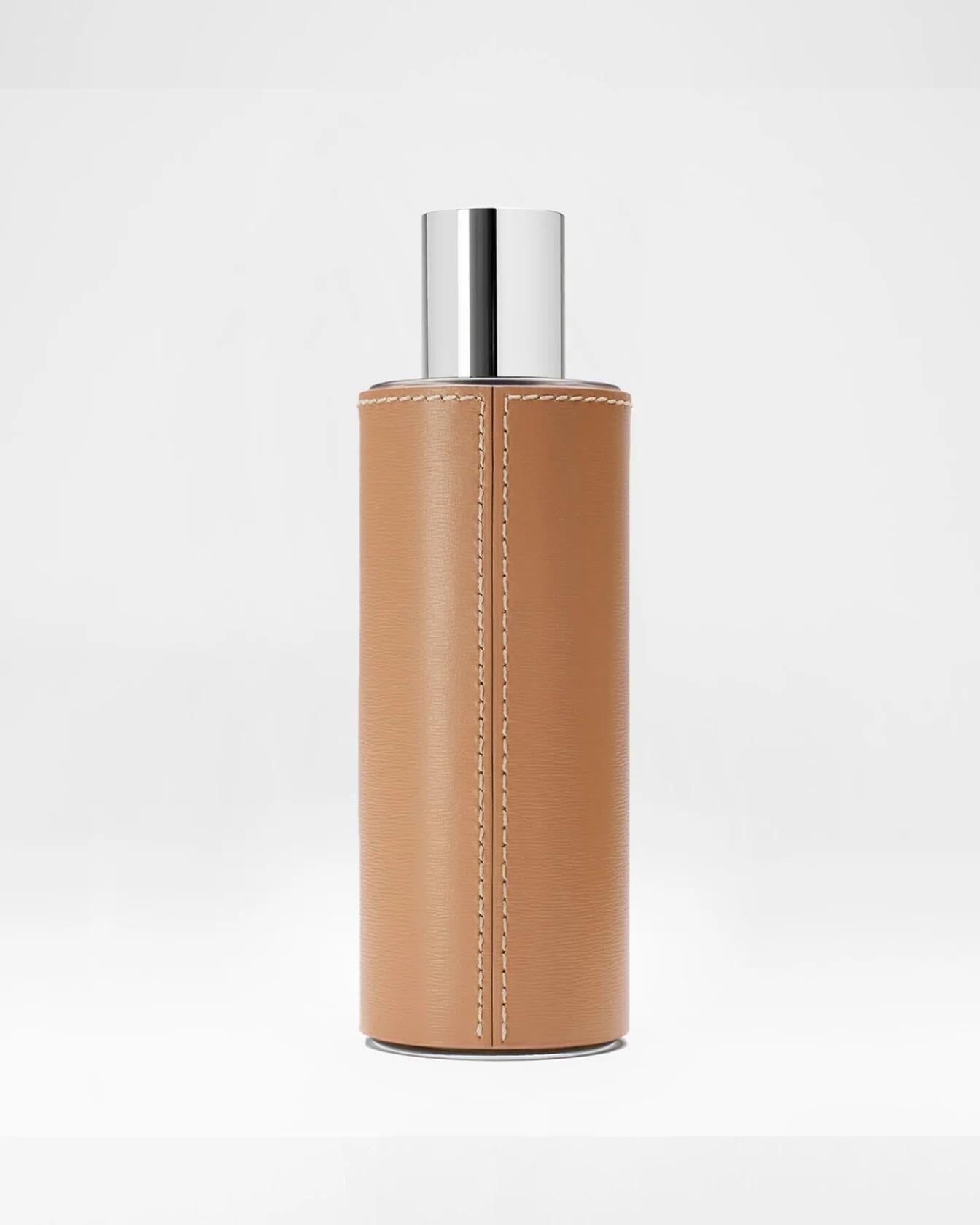 Extrait de parfum Ambre La Bouche Rouge Paris, flacon de 100ml vu de dos, élégant design en verre et capuchon noir.