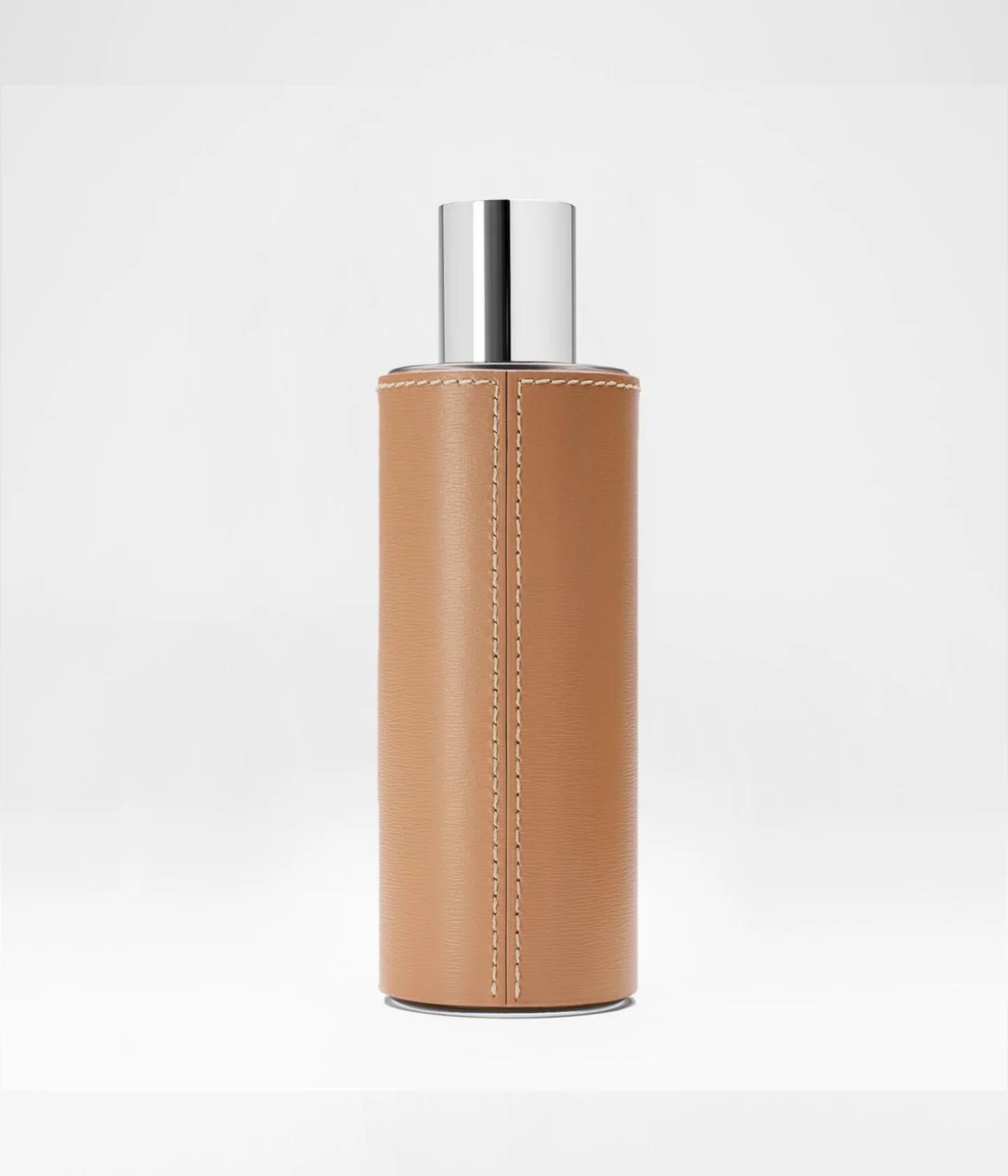 Extrait de parfum Ambre La Bouche Rouge Paris, flacon de 100ml vu de dos, élégant design en verre et capuchon noir.