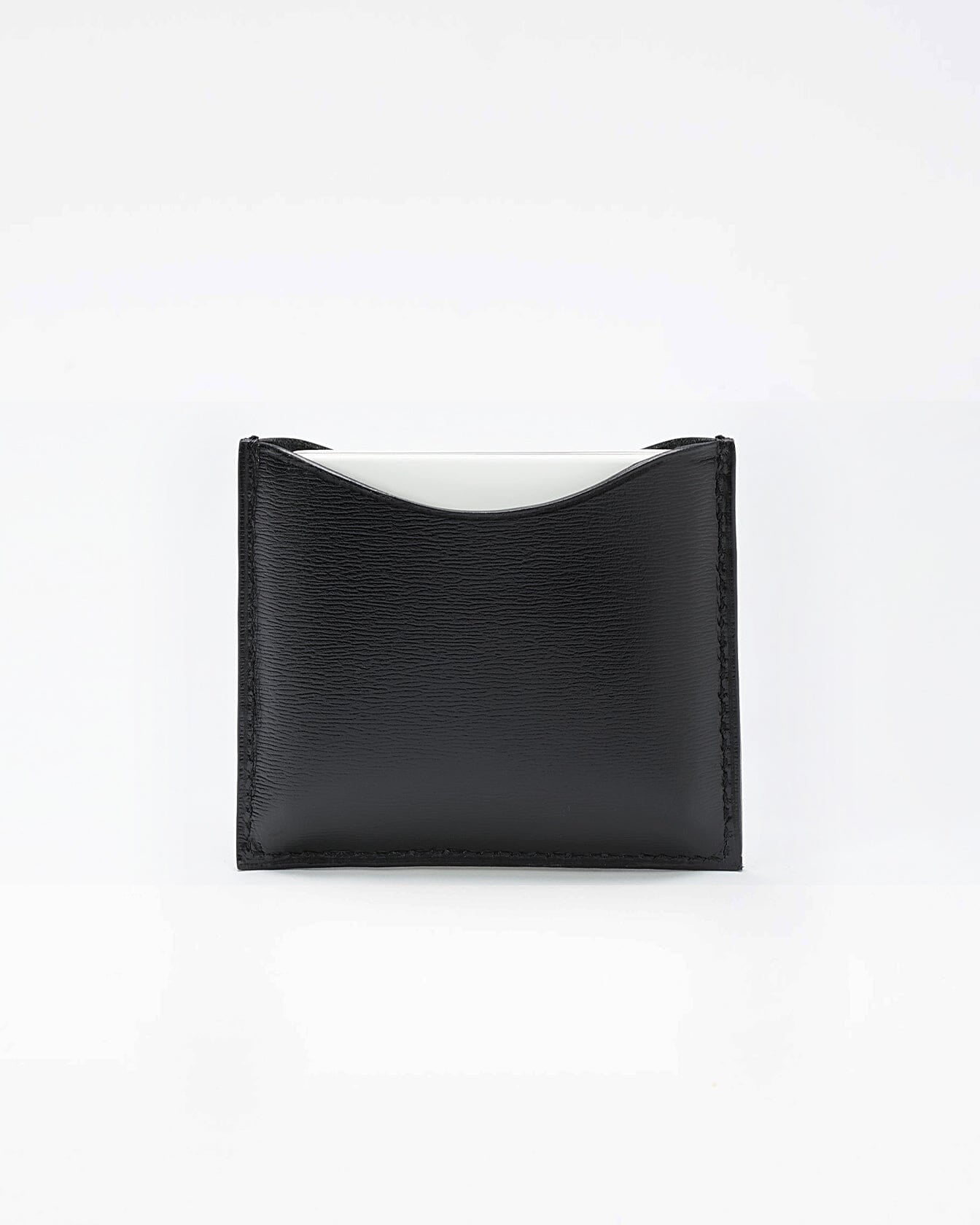 Poudrier rechargeable en cuir noir de La Bouche Rouge Paris, compact et élégant pour le maquillage.