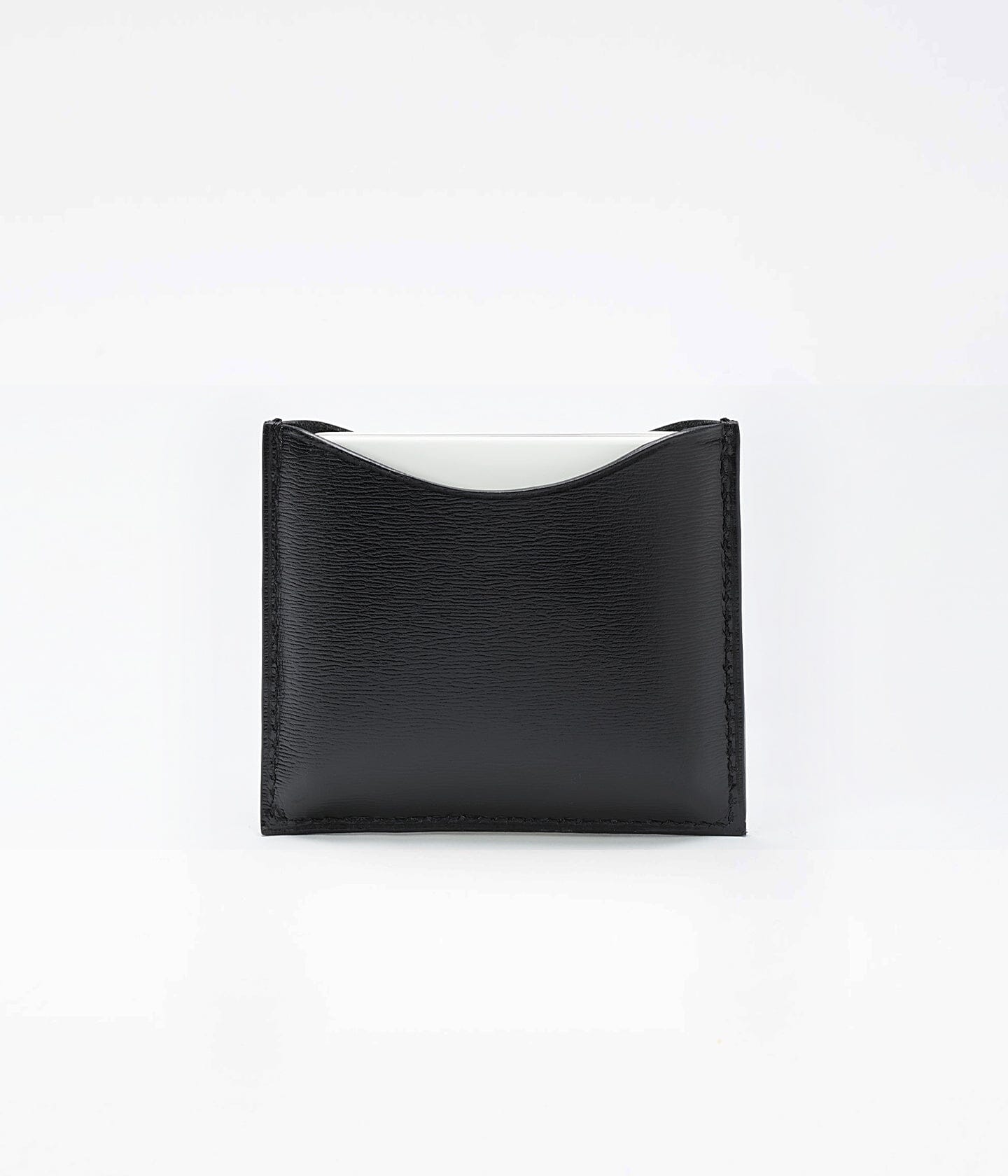 Étui à poudre rechargeable en cuir vegan noir de La Bouche Rouge Paris, compact et élégant, pour rangement de poudre cosmétique.