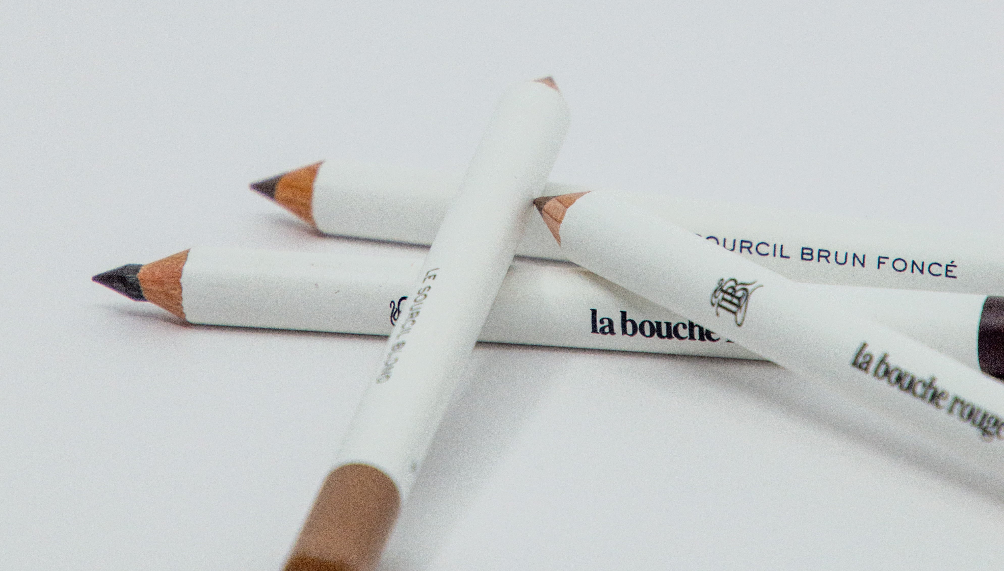 composition de plusieurs crayon sourcils brun, brun foncé, blond