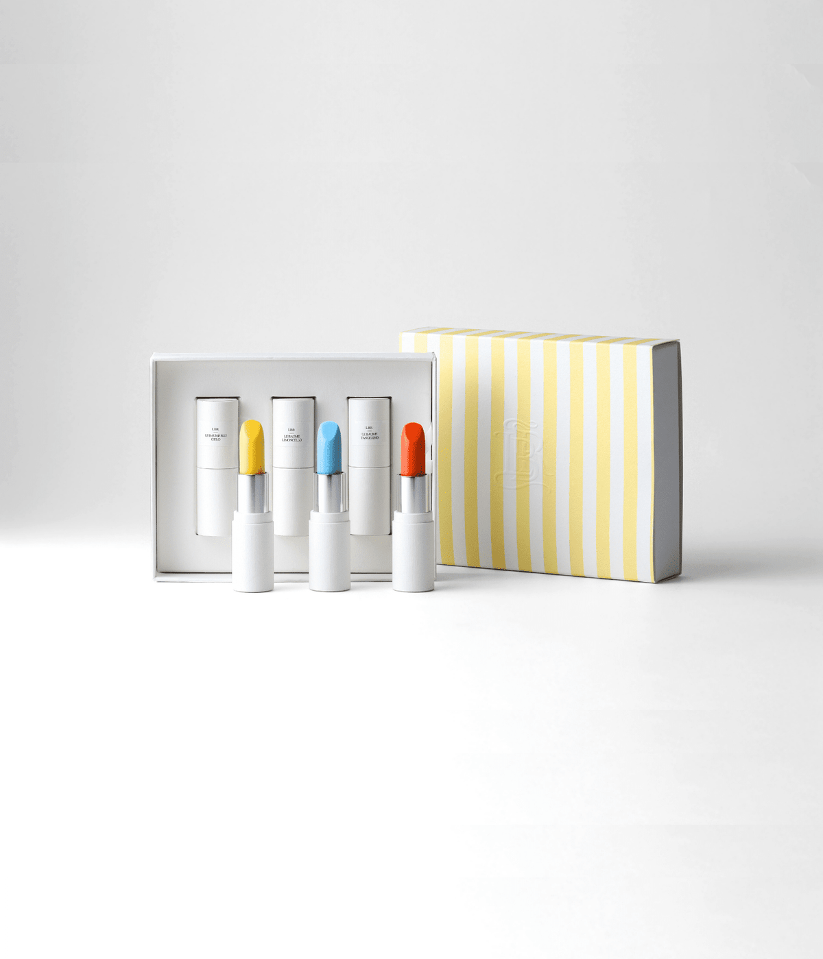 Coffret maquillage Dolce Vita de La Bouche Rouge Paris avec nuances de rouges à lèvres et produits de beauté élégants.