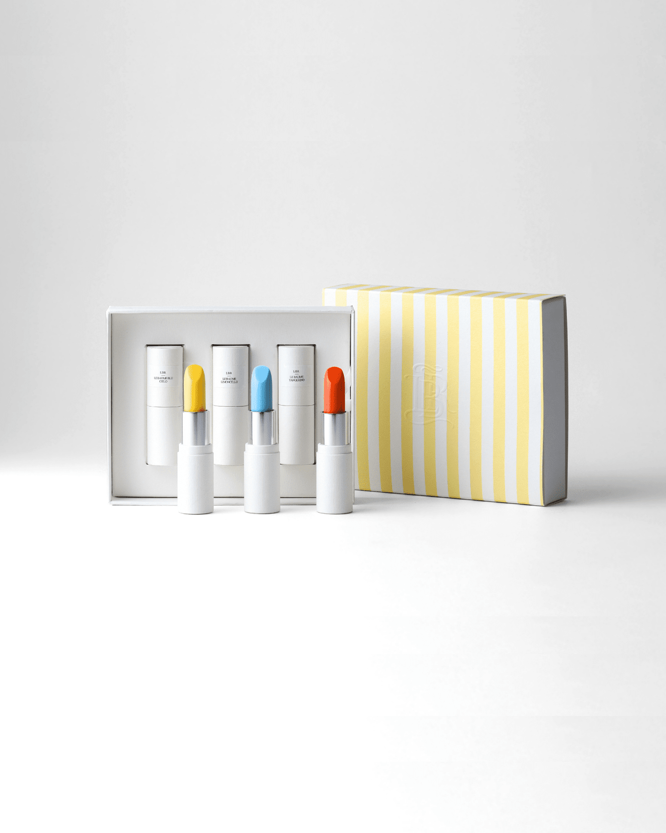 Coffret maquillage Dolce Vita de La Bouche Rouge Paris avec nuances de rouges à lèvres et produits de beauté élégants.
