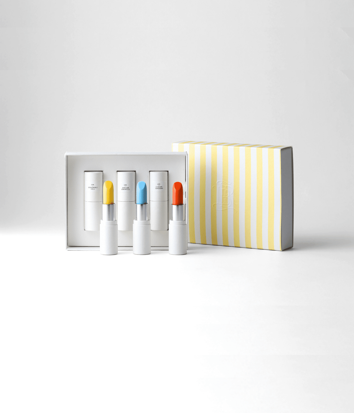 Coffret maquillage Dolce Vita de La Bouche Rouge Paris avec nuances de rouges à lèvres et produits de beauté élégants.