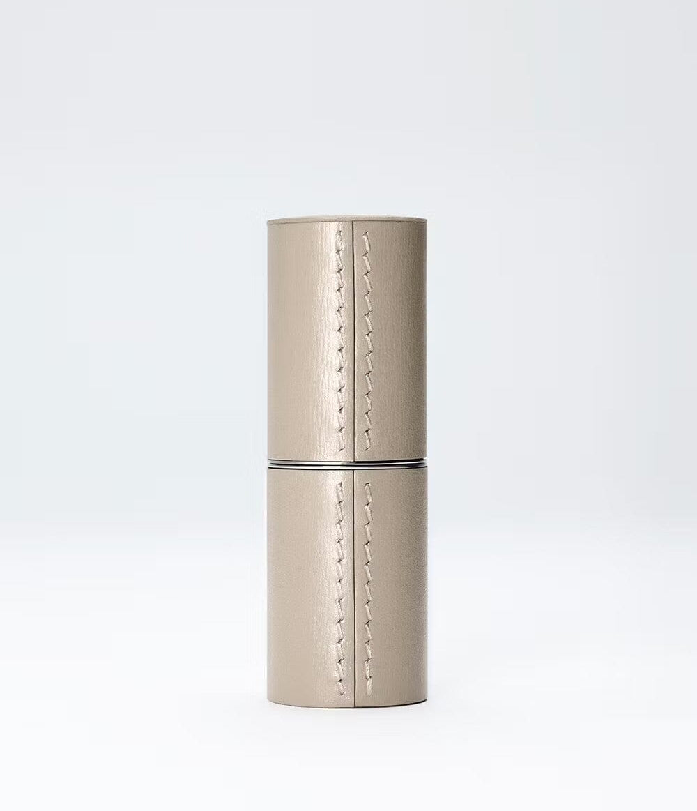 Étui rechargeable en cuir beige de La Bouche Rouge Paris, élégant et compact pour ranger des accessoires ou produits cosmétiques.