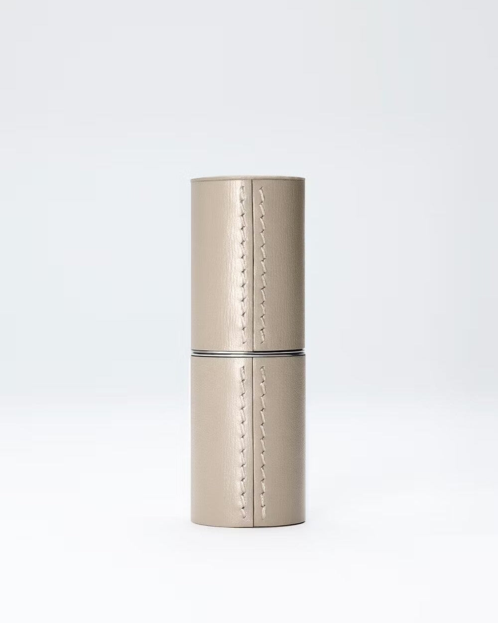 Étui rechargeable en cuir beige de La Bouche Rouge Paris, élégant et compact pour ranger des accessoires ou produits cosmétiques.