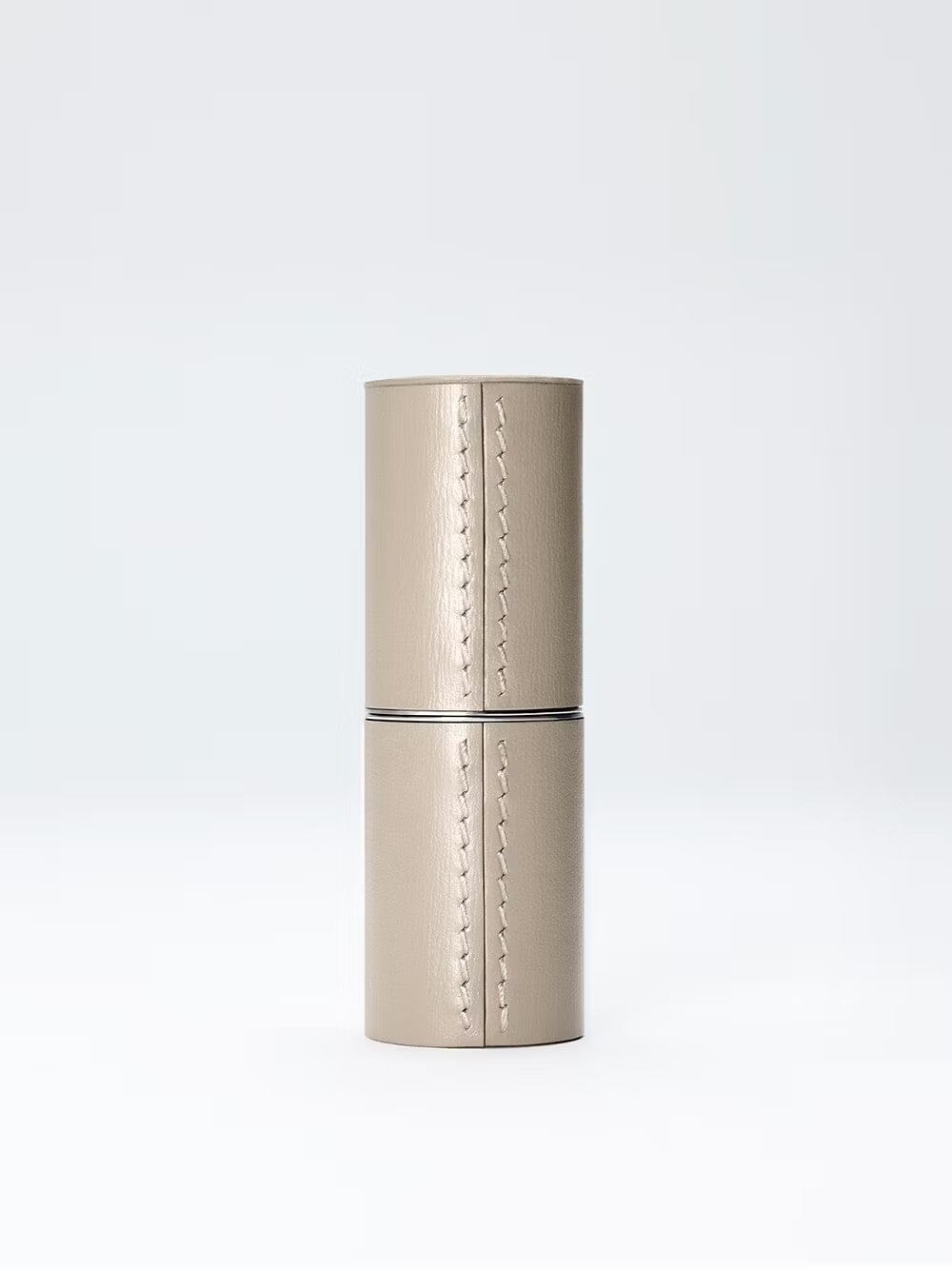 Étui rechargeable en cuir beige de La Bouche Rouge Paris, élégant et compact pour ranger des accessoires ou produits cosmétiques.