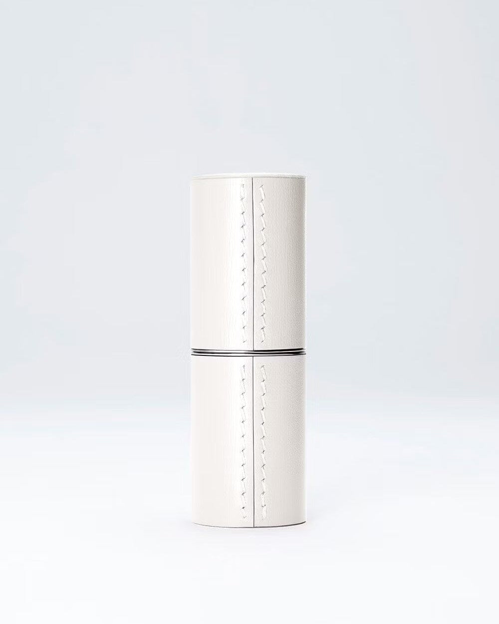 Étui rechargeable en cuir blanc de La Bouche Rouge Paris, élégant écrin pour produits de beauté ou bijoux.
