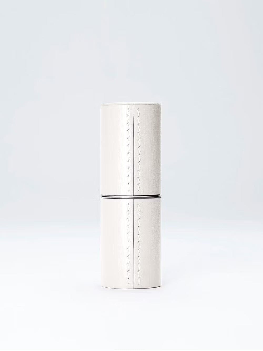Étui rechargeable en cuir blanc de La Bouche Rouge Paris, élégant écrin pour produits de beauté ou bijoux.