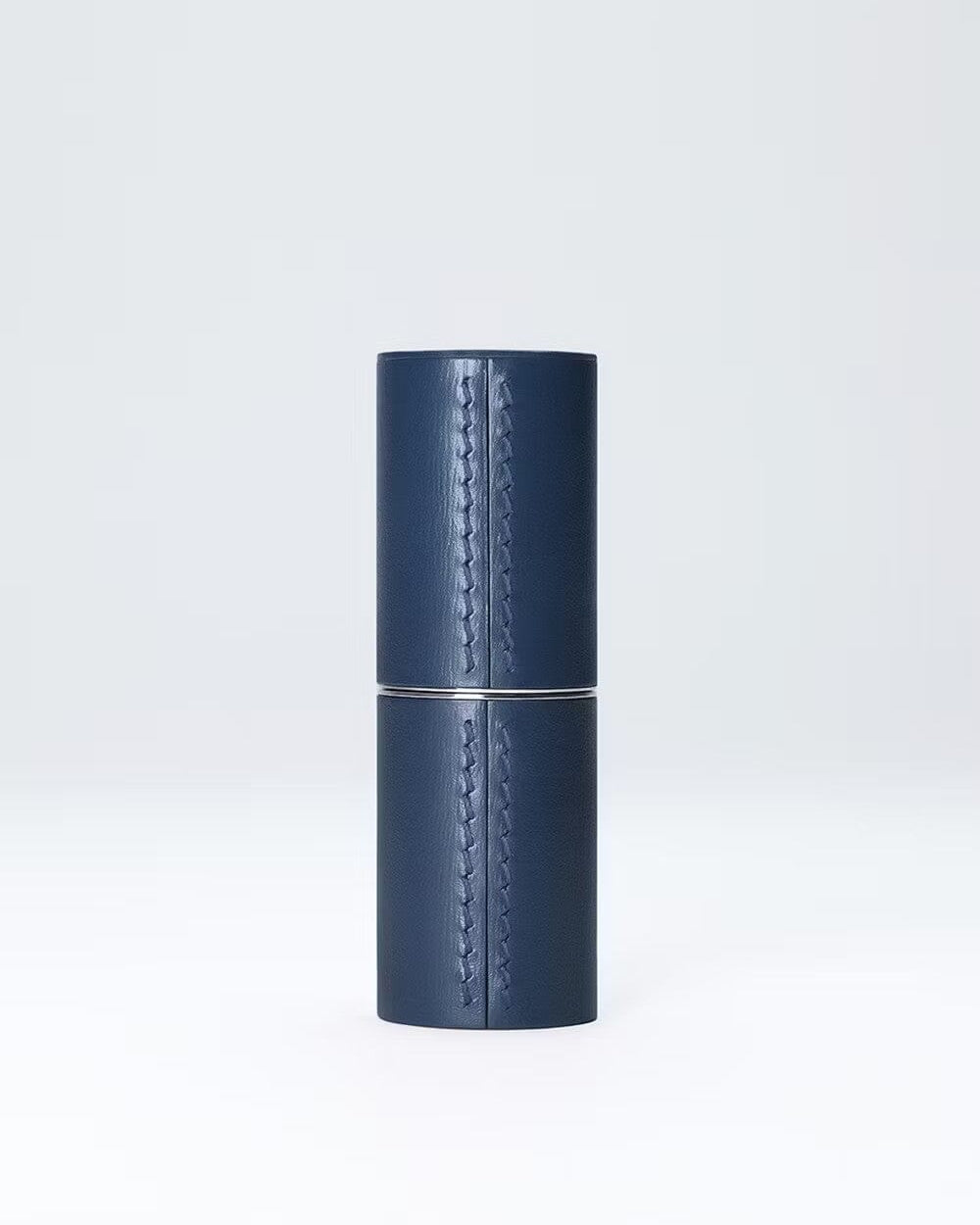 Étui rechargeable en cuir bleu marine de La Bouche Rouge Paris, élégant et durable, pour protéger vos accessoires avec style.