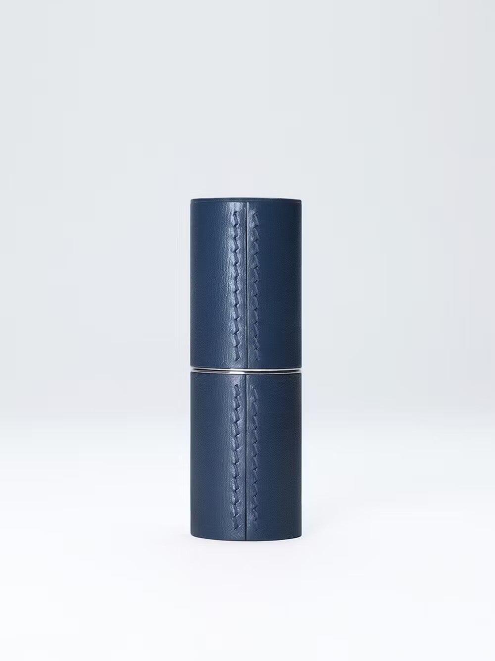 Étui rechargeable en cuir bleu marine de La Bouche Rouge Paris, élégant et durable, pour protéger vos accessoires avec style.