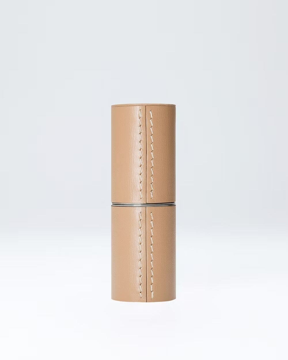 Étui rechargeable en cuir camel de La Bouche Rouge Paris, élégant et sophistiqué pour ranger ses cosmétiques.
