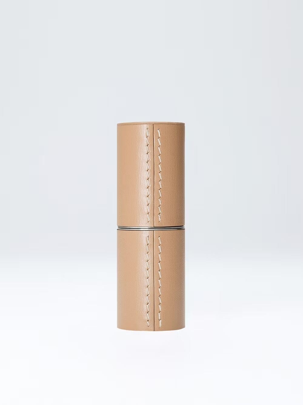 Étui rechargeable en cuir camel de La Bouche Rouge Paris, élégant et sophistiqué pour ranger ses cosmétiques.