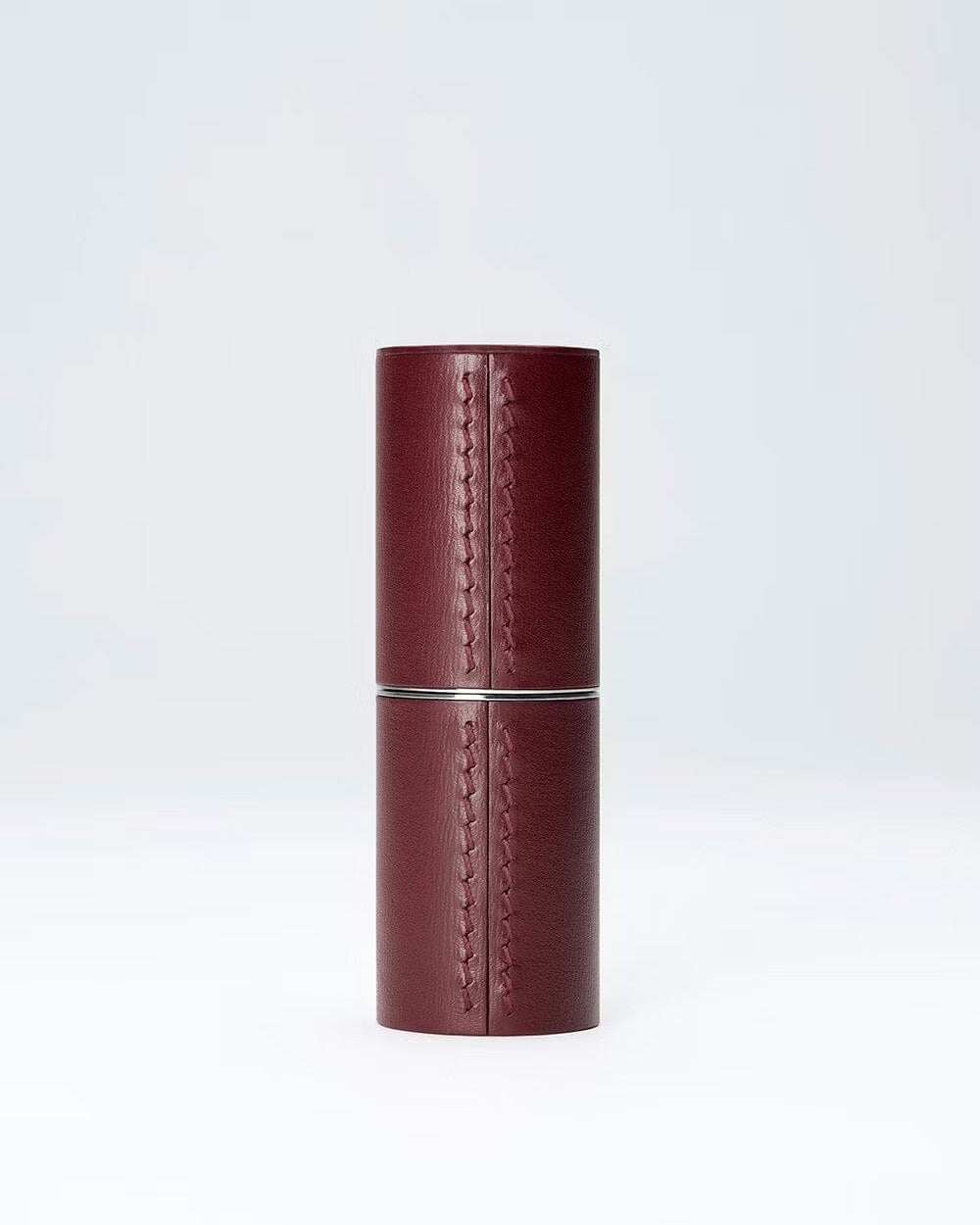 Étui en cuir rechargeable de La Bouche Rouge Paris, élégant écrin chocolat pour maquillage ou accessoires.