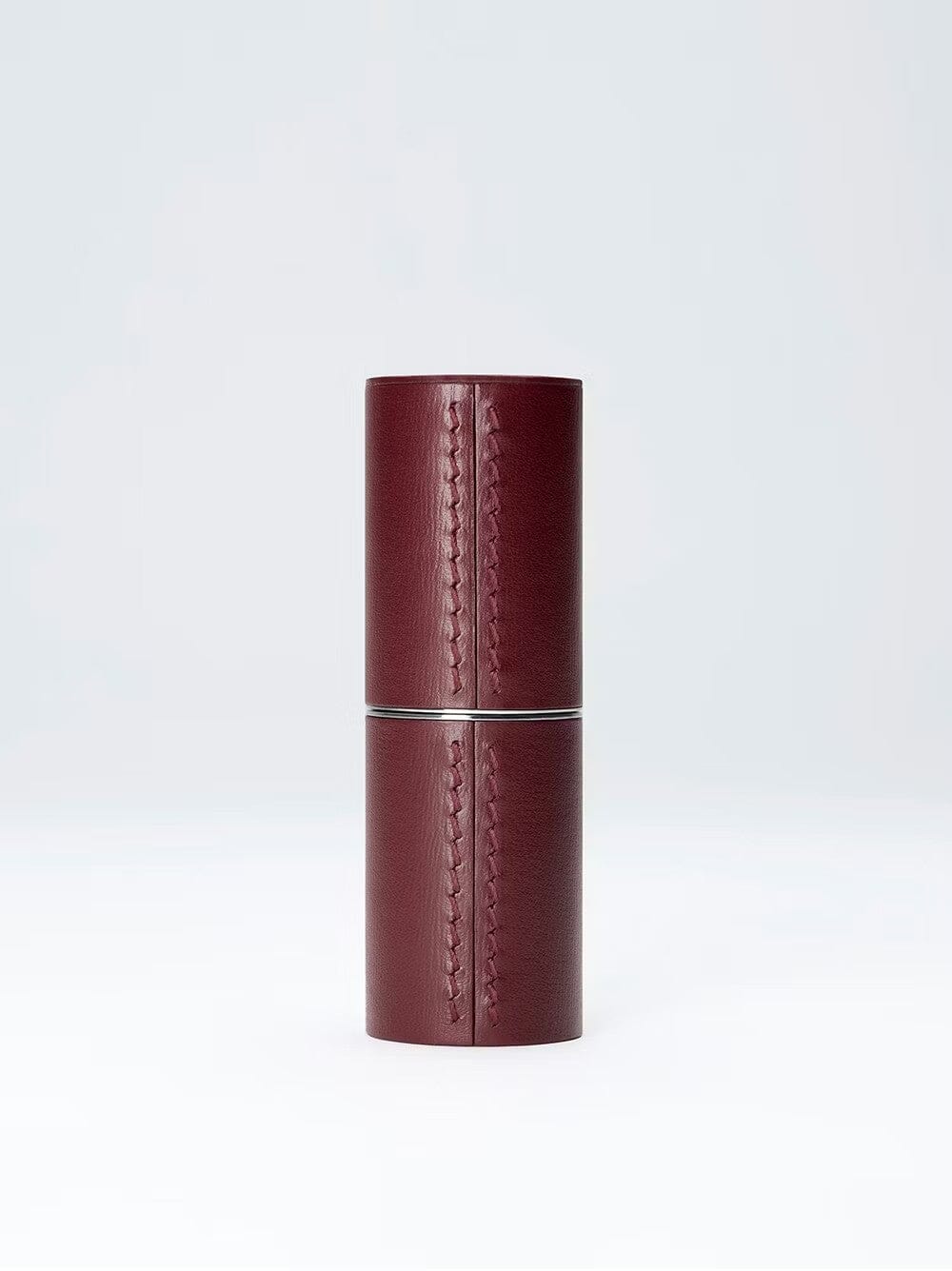 Étui en cuir rechargeable de La Bouche Rouge Paris, élégant écrin chocolat pour maquillage ou accessoires.
