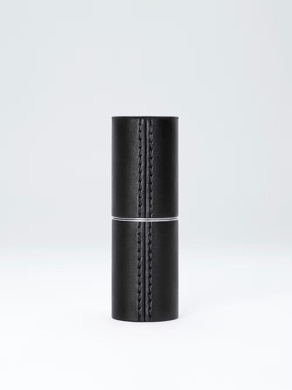Écrin rechargeable en cuir noir de La Bouche Rouge Paris, élégant étui pour maquillage ou accessoires.