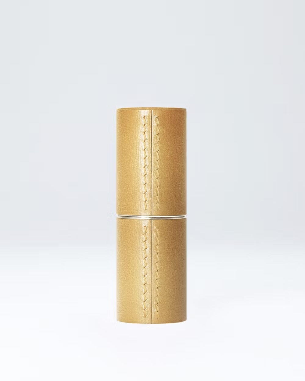 Étui rechargeable en cuir or signé La Bouche Rouge Paris, élégant et sophistiqué, avec finition en cuir luxueuse.