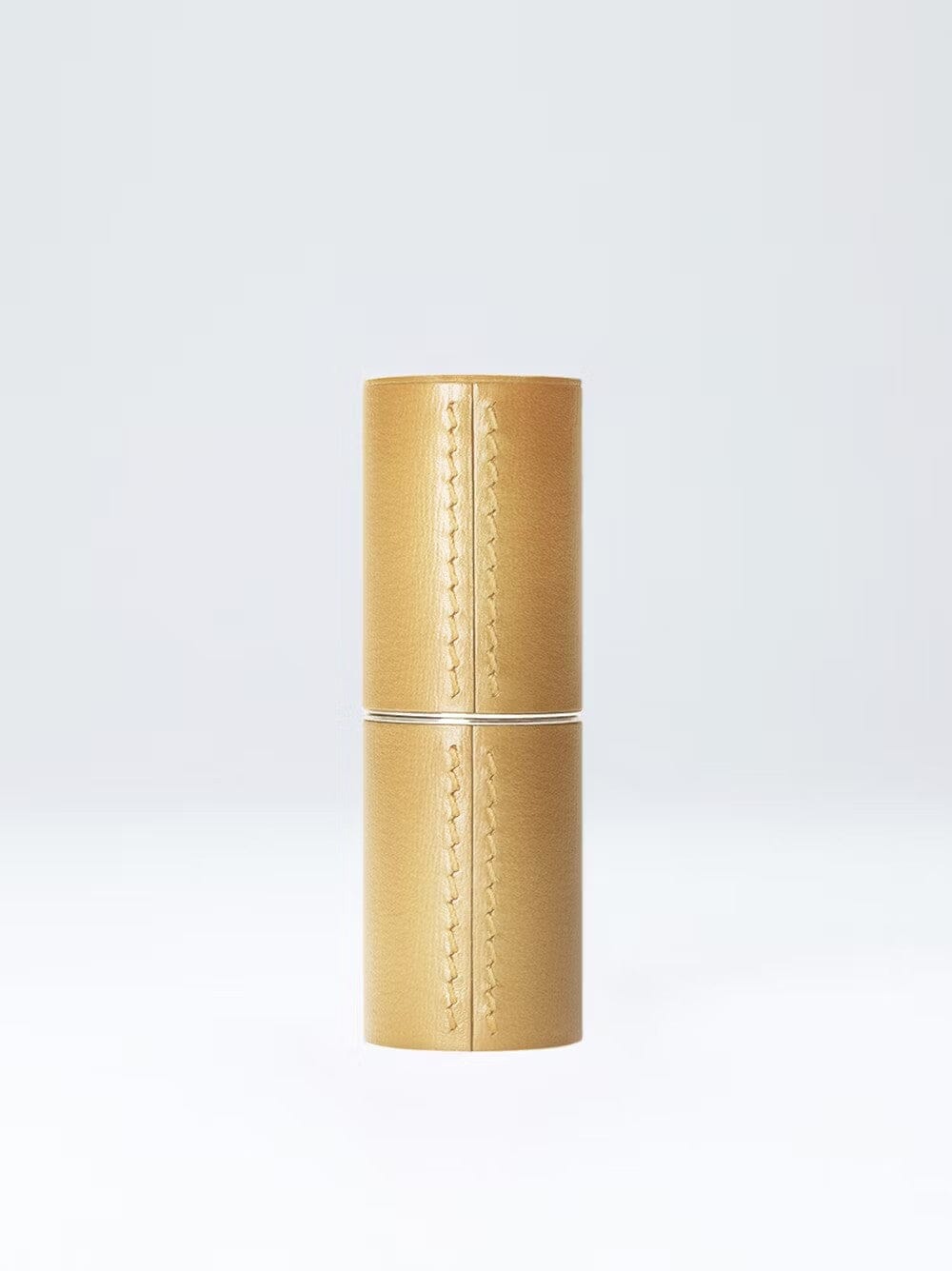 Étui rechargeable en cuir or signé La Bouche Rouge Paris, élégant et sophistiqué, avec finition en cuir luxueuse.