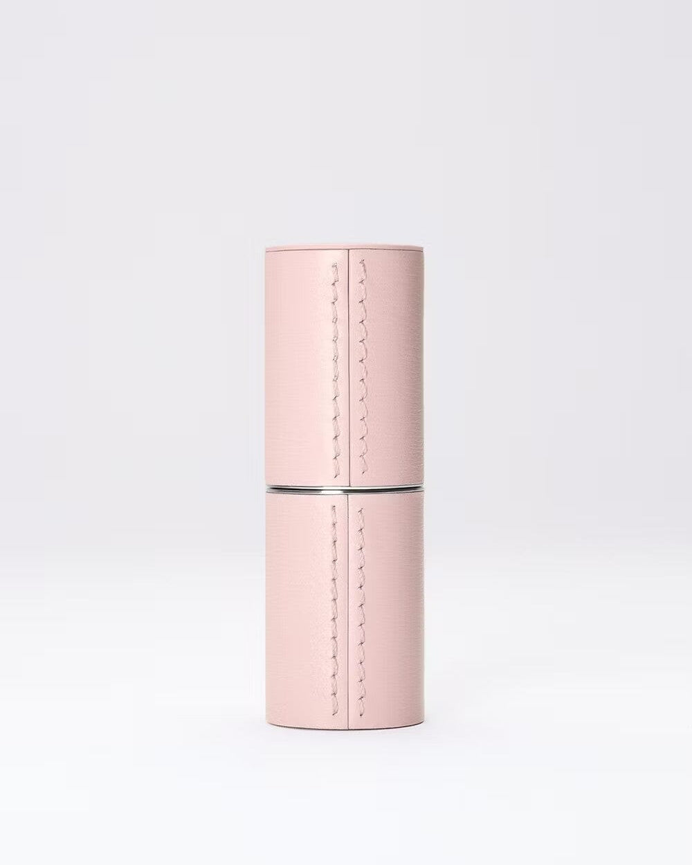 Étui en cuir rechargeable rose de La Bouche Rouge Paris, élégant et compact, pour ranger des bijoux ou objets précieux.