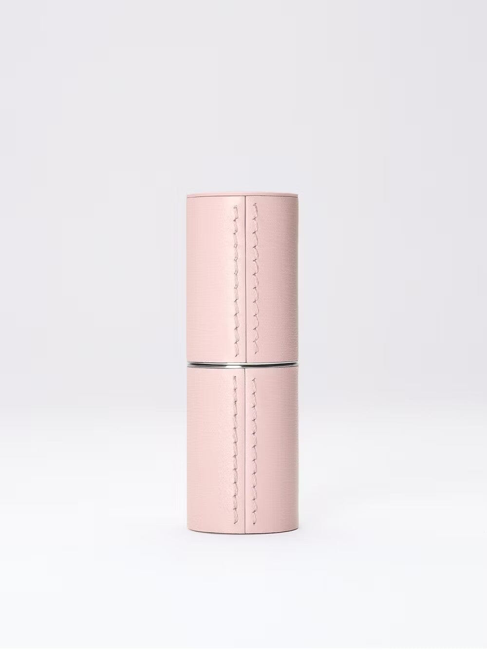 Étui en cuir rechargeable rose de La Bouche Rouge Paris, élégant et compact, pour ranger des bijoux ou objets précieux.