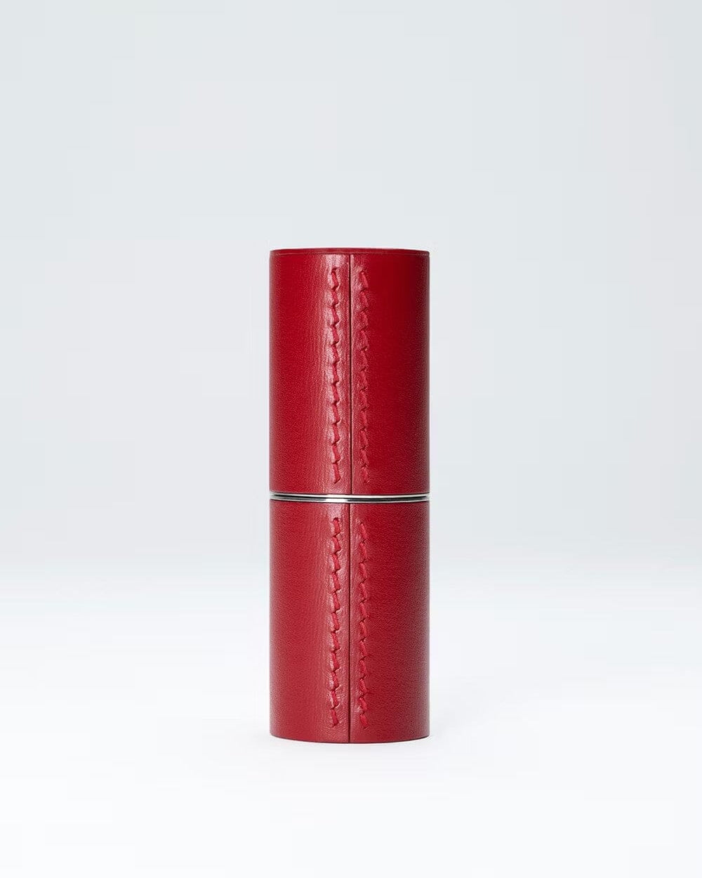 Étui en cuir rechargeable rouge de La Bouche Rouge Paris, élégant et compact, avec fermeture sécurisée pour produits de beauté.